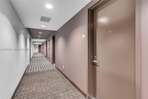 Снять в аренду кондоминиум в Майами, Флорида 1 спальня, 81.38м2, № 1991720 - фото 3