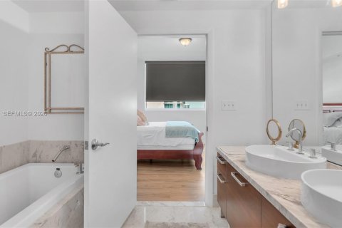 Купить кондоминиум в Майами, Флорида 2 спальни, 111.76м2, № 2042366 - фото 23