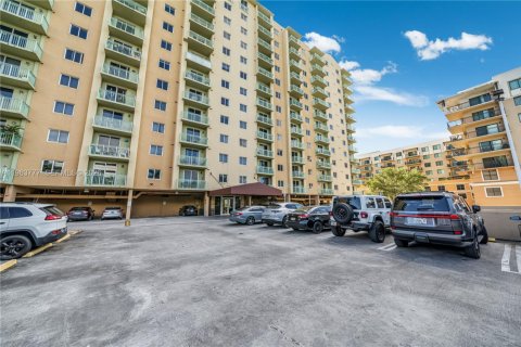 Condo in Miami, Florida, 2 bedrooms  № 2027137 - photo 17