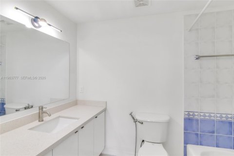 Condo in Miami, Florida, 2 bedrooms  № 2027137 - photo 13