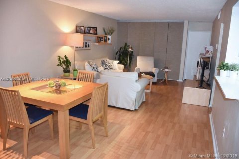 Снять в аренду кондоминиум в Дорал, Флорида 2 спальни, 102.66м2, № 2146056 - фото 2