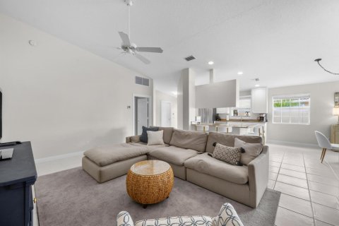 Townhouse in Wellington, Florida 2 bedrooms, 141.77 sq.m. № 2399646 - photo 4