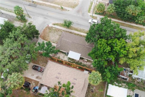 House in Tampa, Florida 5 bedrooms, 130.43 sq.m. № 1890741 - photo 30