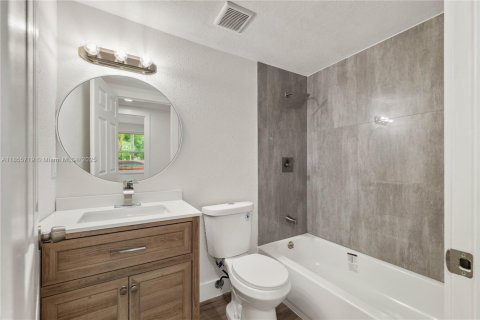 House in Tampa, Florida 5 bedrooms, 130.43 sq.m. № 1890741 - photo 8