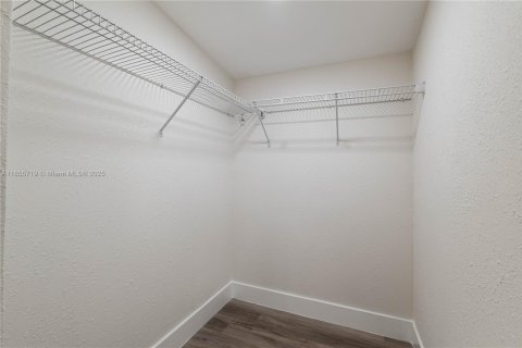 House in Tampa, Florida 5 bedrooms, 130.43 sq.m. № 1890741 - photo 11