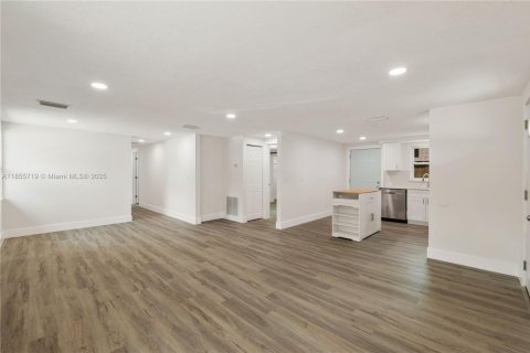 House in Tampa, Florida 5 bedrooms, 130.43 sq.m. № 1890741 - photo 4