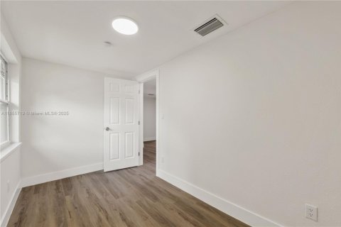 House in Tampa, Florida 5 bedrooms, 130.43 sq.m. № 1890741 - photo 9