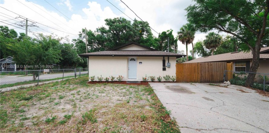 House in Tampa, Florida 5 bedrooms, 130.43 sq.m. № 1890741