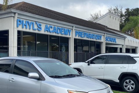 Commercial property in Miramar, Florida № 1981744 - photo 4