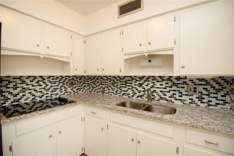 House in Saint Petersburg, Florida 2 bedrooms, 93.18 sq.m. № 1744862 - photo 5