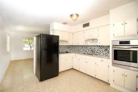 House in Saint Petersburg, Florida 2 bedrooms, 93.18 sq.m. № 1744862 - photo 2