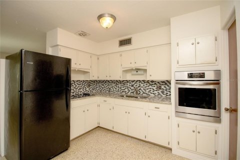 House in Saint Petersburg, Florida 2 bedrooms, 93.18 sq.m. № 1744862 - photo 3