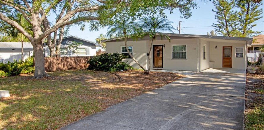 House in Saint Petersburg, Florida 2 bedrooms, 93.18 sq.m. № 1744862