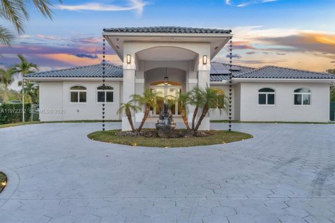 House in Miami, Florida 5 bedrooms, 280.29 sq.m. № 2174706