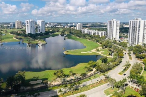 Condominio en venta en Aventura, Florida, 2 dormitorios, 92.34 m2 № 1696343 - foto 2