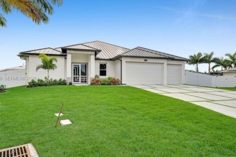 Casa en venta en Cape Coral, Florida, 4 dormitorios № 2080753 - foto 3