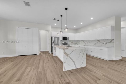 Casa en venta en Cape Coral, Florida, 4 dormitorios № 2080753 - foto 8