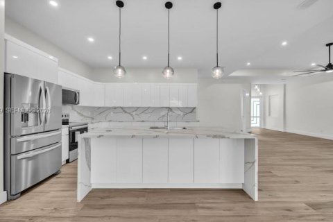 Casa en venta en Cape Coral, Florida, 4 dormitorios № 2080753 - foto 12