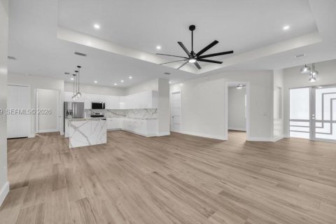 Casa en venta en Cape Coral, Florida, 4 dormitorios № 2080753 - foto 7