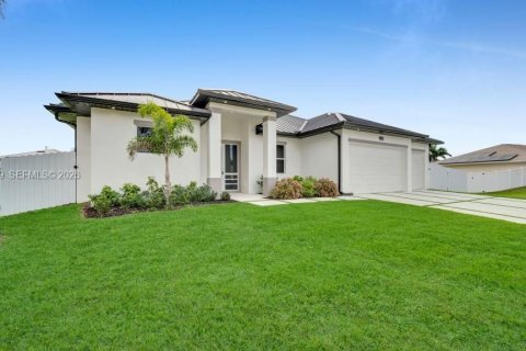 Casa en venta en Cape Coral, Florida, 4 dormitorios № 2080753 - foto 2