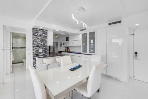 Condominio en venta en Fort Lauderdale, Florida, 2 dormitorios, 102.19 m2 № 2012349 - foto 3