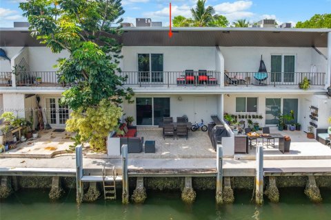 Townhouse in North Miami Beach, Florida 3 bedrooms, 154.22 sq.m. № 1959471 - photo 2