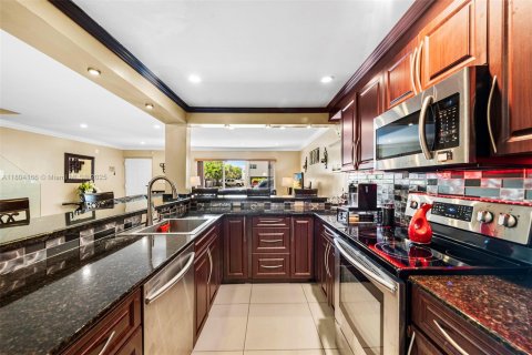 Townhouse in North Miami Beach, Florida 3 bedrooms, 154.22 sq.m. № 1959471 - photo 9