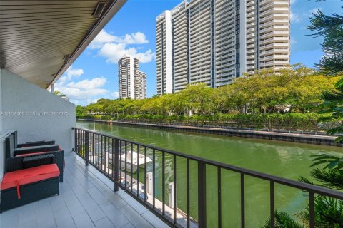 Townhouse in North Miami Beach, Florida 3 bedrooms, 154.22 sq.m. № 1959471 - photo 24