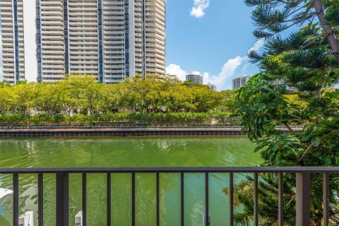 Townhouse in North Miami Beach, Florida 3 bedrooms, 154.22 sq.m. № 1959471 - photo 23