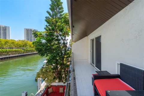 Townhouse in North Miami Beach, Florida 3 bedrooms, 154.22 sq.m. № 1959471 - photo 25