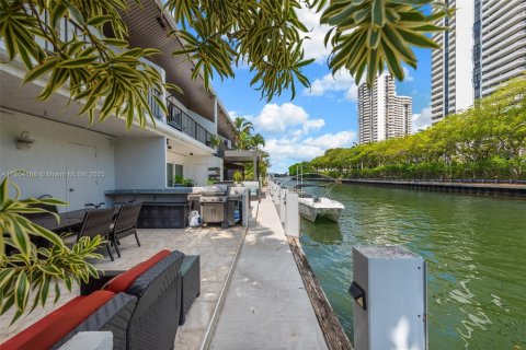 Townhouse in North Miami Beach, Florida 3 bedrooms, 154.22 sq.m. № 1959471 - photo 19