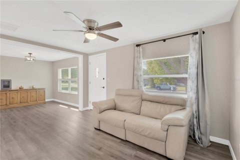 House in Saint Petersburg, Florida 3 bedrooms, 69.31 sq.m. № 1916031 - photo 3