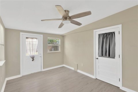 House in Saint Petersburg, Florida 3 bedrooms, 69.31 sq.m. № 1916031 - photo 12