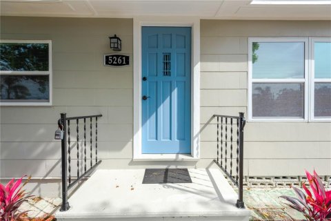 House in Saint Petersburg, Florida 3 bedrooms, 69.31 sq.m. № 1916031 - photo 2