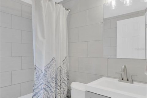 House in Saint Petersburg, Florida 3 bedrooms, 69.31 sq.m. № 1916031 - photo 11