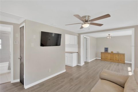House in Saint Petersburg, Florida 3 bedrooms, 69.31 sq.m. № 1916031 - photo 14