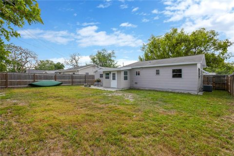 House in Saint Petersburg, Florida 3 bedrooms, 69.31 sq.m. № 1916031 - photo 17