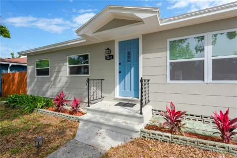 House in Saint Petersburg, Florida 3 bedrooms, 69.31 sq.m. № 1916031 - photo 1