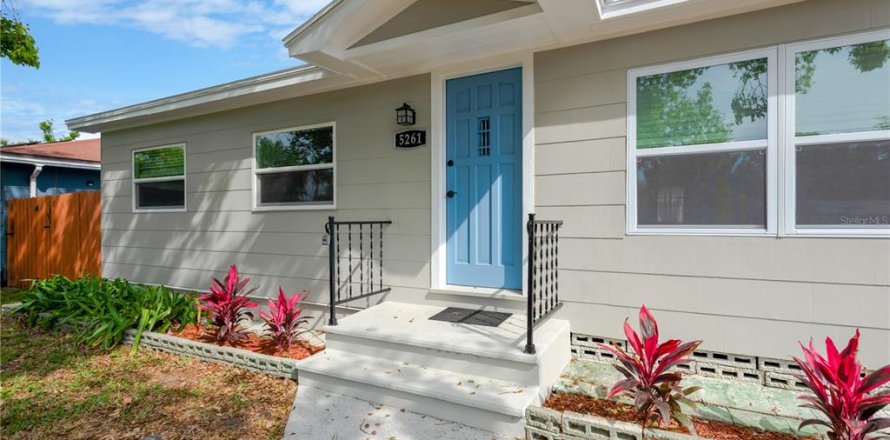 House in Saint Petersburg, Florida 3 bedrooms, 69.31 sq.m. № 1916031