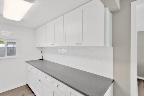 House in Saint Petersburg, Florida 3 bedrooms, 69.31 sq.m. № 1916031 - photo 8