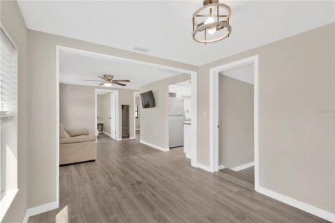 House in Saint Petersburg, Florida 3 bedrooms, 69.31 sq.m. № 1916031 - photo 13