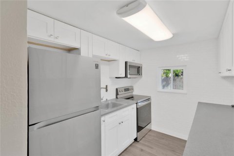 House in Saint Petersburg, Florida 3 bedrooms, 69.31 sq.m. № 1916031 - photo 6