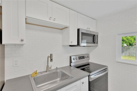 House in Saint Petersburg, Florida 3 bedrooms, 69.31 sq.m. № 1916031 - photo 7