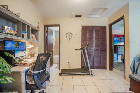 Commercial property in Hollywood, Florida 178.93 sq.m. № 1963562 - photo 18