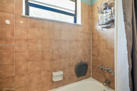 Commercial property in Hollywood, Florida 178.93 sq.m. № 1963562 - photo 16