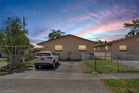 Commercial property in Hollywood, Florida 178.93 sq.m. № 1963562 - photo 4