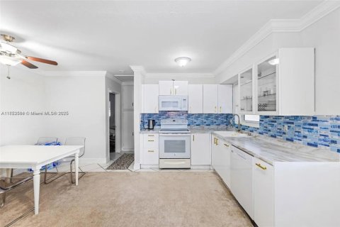 Casa en venta en Hollywood, Florida, 2 dormitorios, 75.44 m2 № 1859156 - foto 3