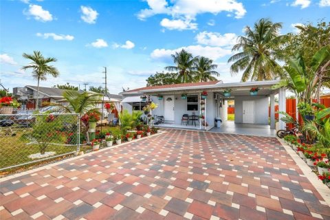 Casa en venta en Hollywood, Florida, 2 dormitorios, 75.44 m2 № 1859156 - foto 1