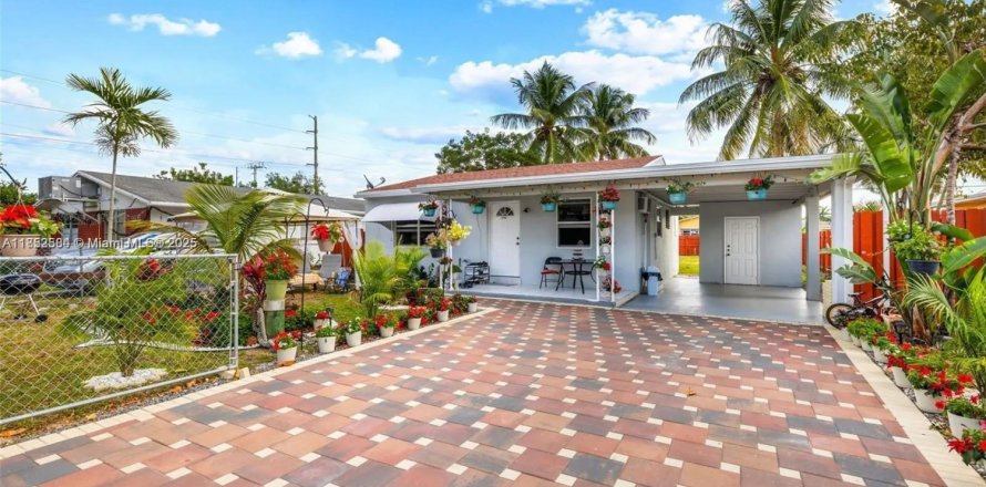 Villa ou maison à Hollywood, Floride 2 chambres, 75.44 m2 № 1859156