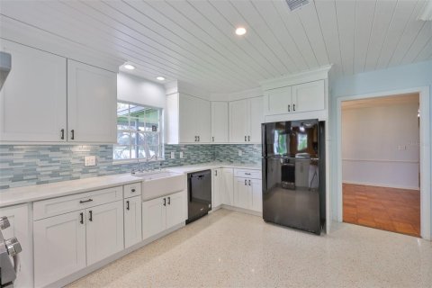 House in Dover, Florida 3 bedrooms, 168.99 sq.m. № 1914745 - photo 12